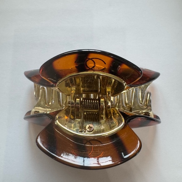 Chic Tortoise Shell Hair Clip with Rhinestones - Picture 2 of 4